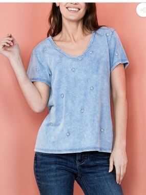 Billy T Daisy Embroidered V-Neck Tee